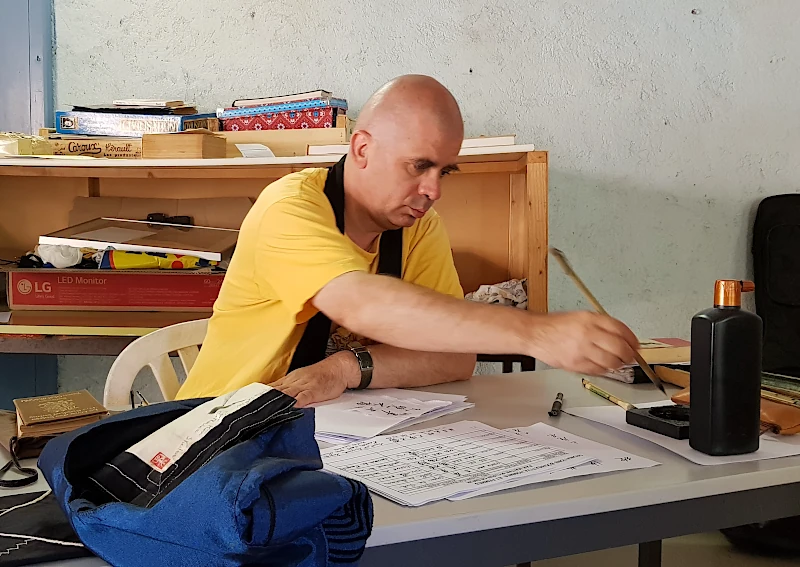 Christophe Desmur, calligraphie chinoise à Lyon, en train de calligraphier.