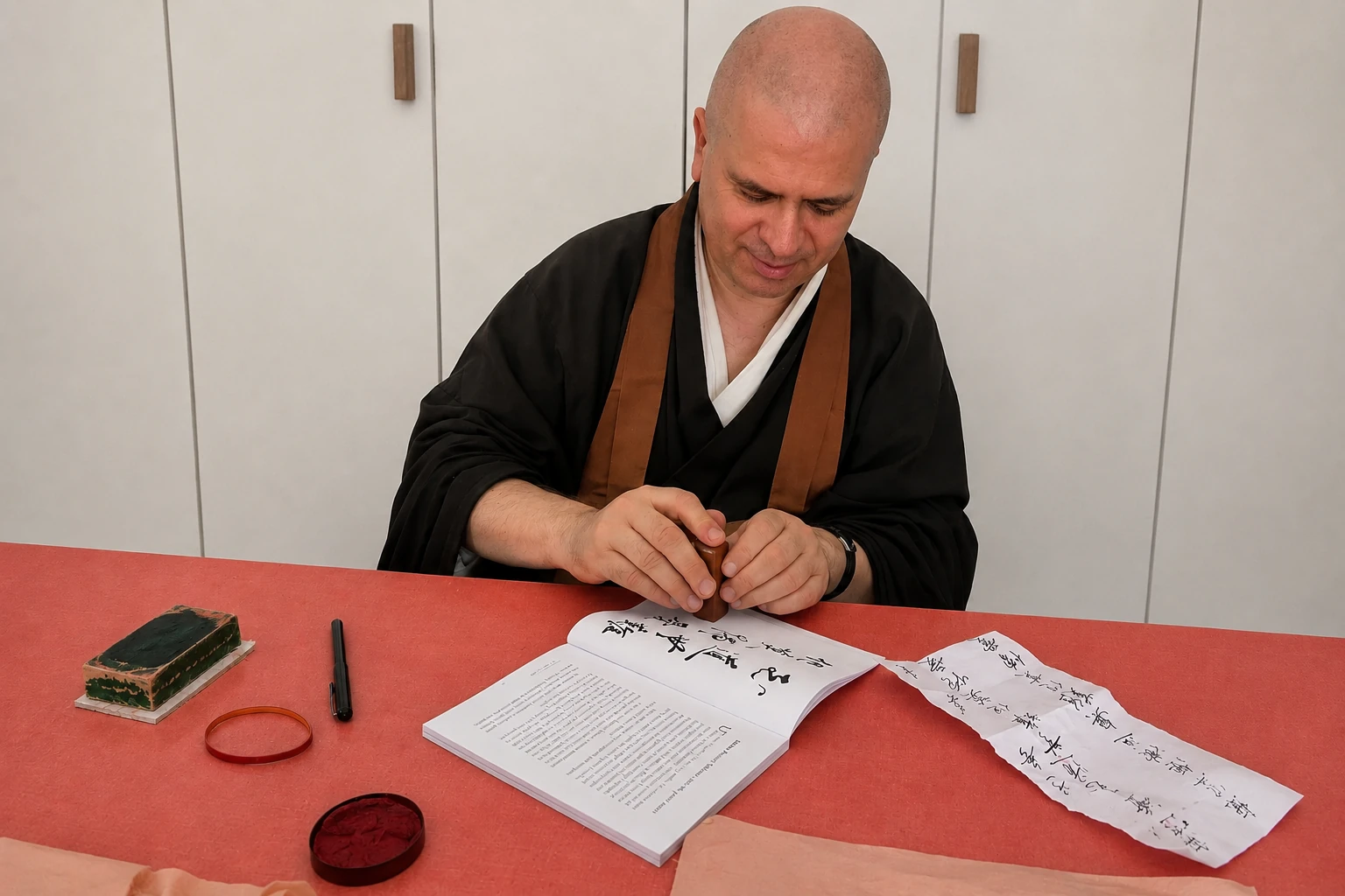 Christophe Desmur, calligraphe, apposant son sceau traditionnel à l’encre rouge
