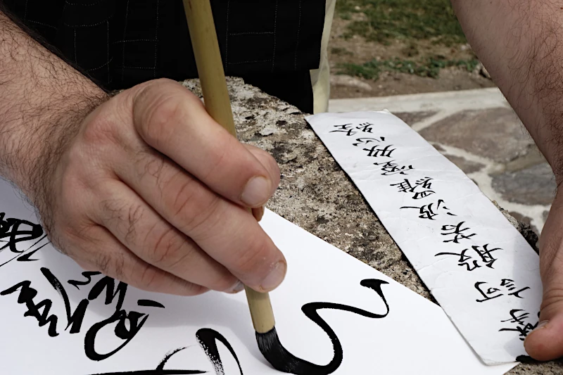 Christophe Desmur, calligraphie chinoise à Lyon, en train de calligraphier.